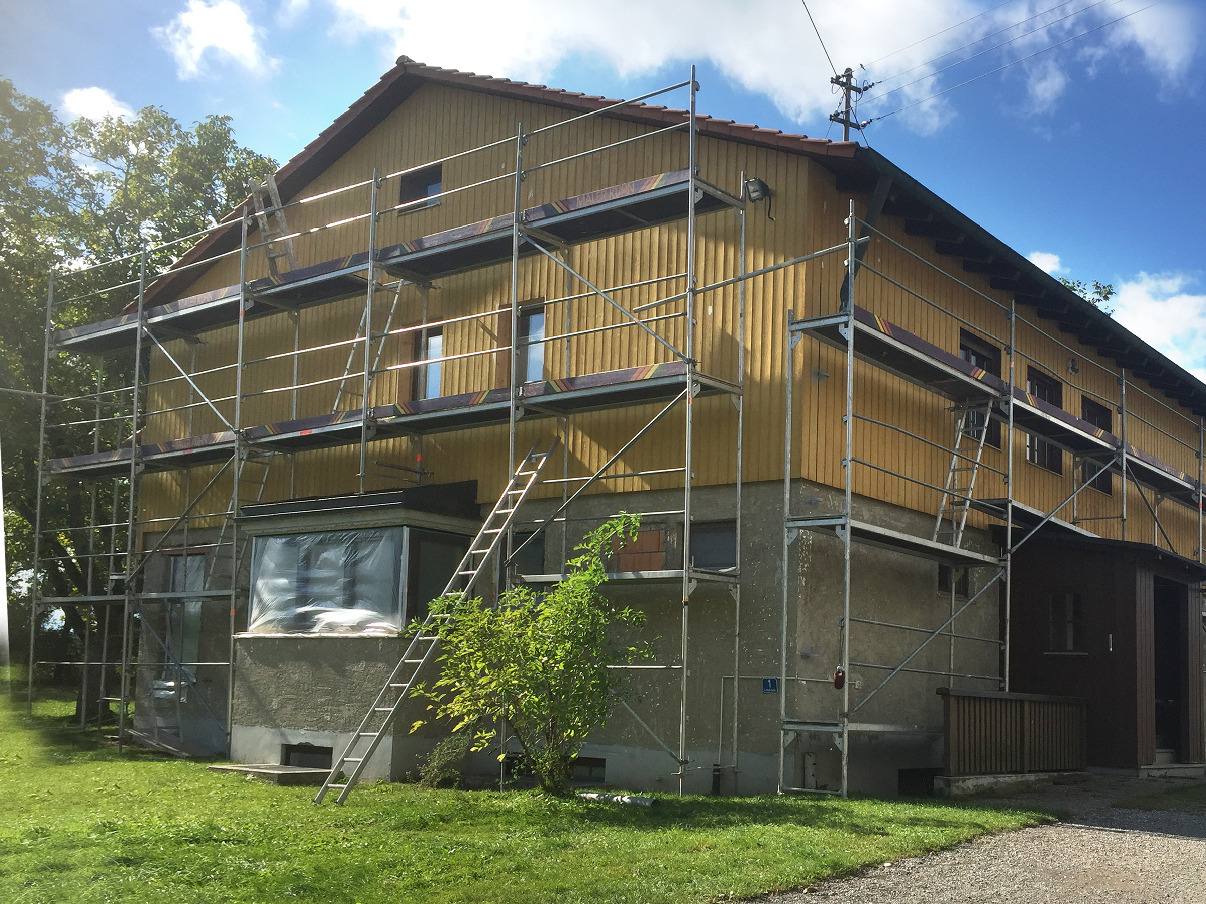 Erneuerung Anstrich auf Putz und auf Holz