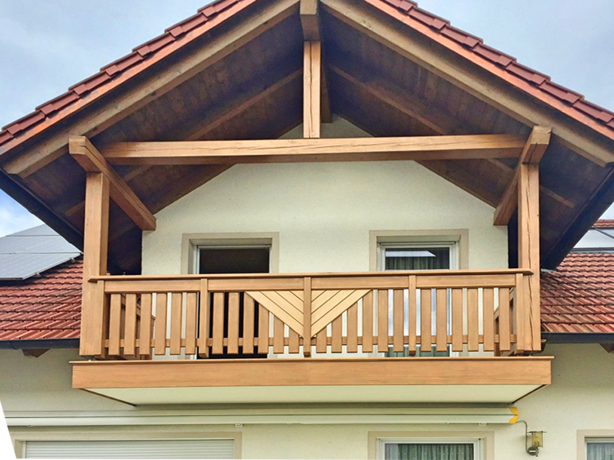 Renovierter Holzbalkon in Altensteig/Unterallgäu