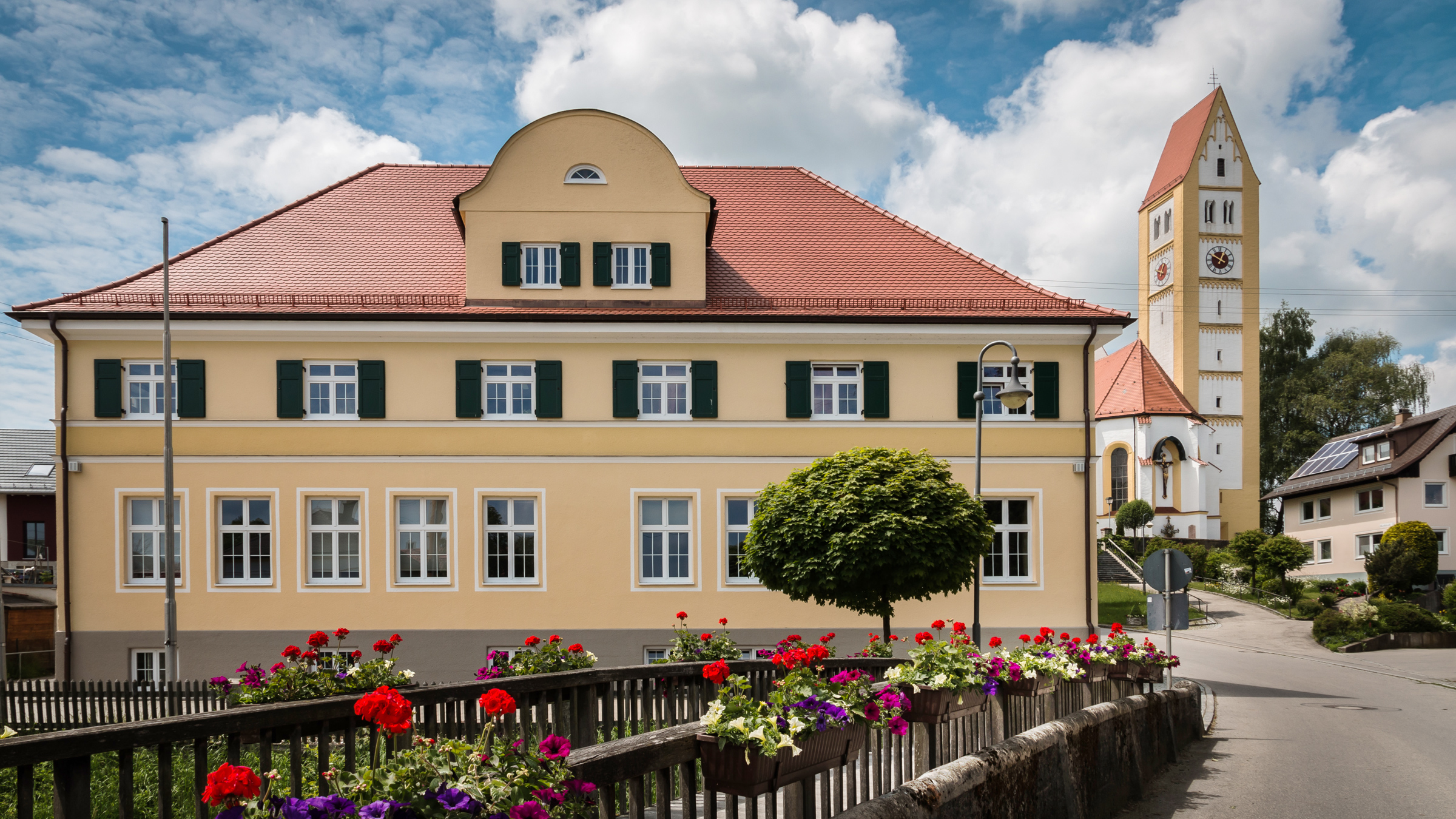 Rathaus und Kirche in Dirlewang: Ensemble gestaltet vom Maler Kuhn Prachtvolles Ensemble: Dirlewanger Rathaus und Kirche von Maler Kuhn gestaltet